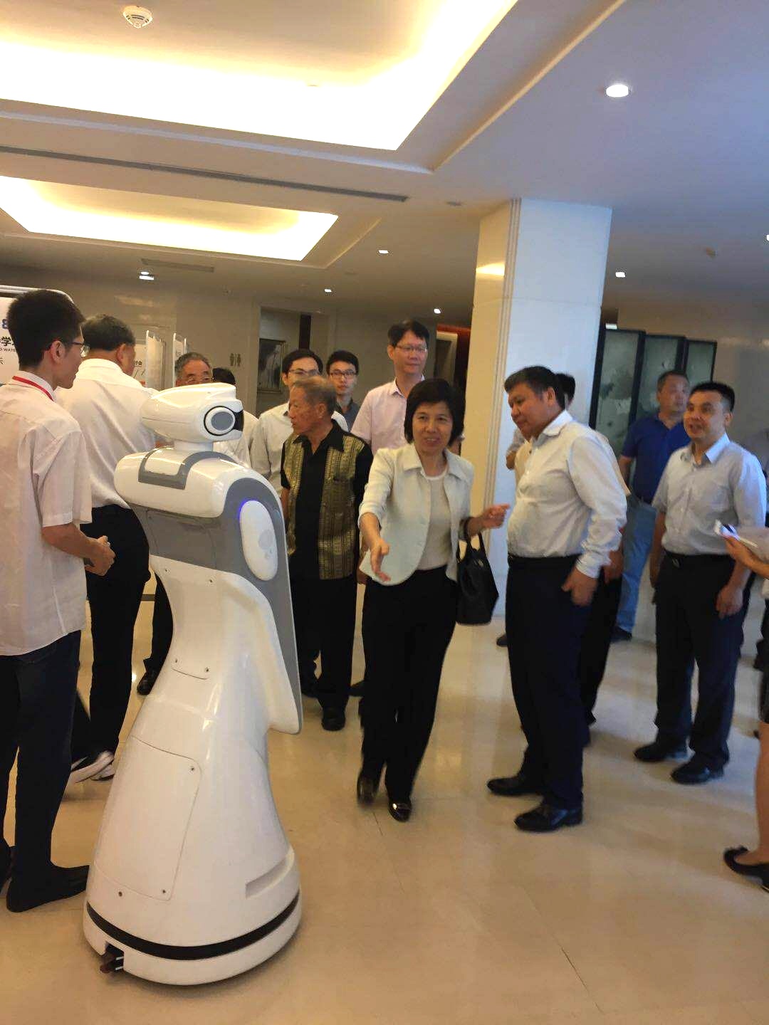 图1：王立新副市长参观深水规院的“AI水务智能机器人”.jpg